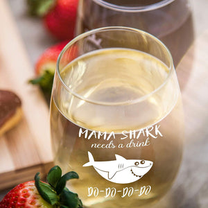 Mama Shark Needs a Drink Do Do Do Do Do, Novelty Wine Glass Cup with Sayings for Women | Funny Shark Gifts Party Accessories for Moms Mothers and Friends | 15 oz Stemless Wine Glasses