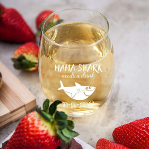 Mama Shark Needs a Drink Do Do Do Do Do, Novelty Wine Glass Cup with Sayings for Women | Funny Shark Gifts Party Accessories for Moms Mothers and Friends | 15 oz Stemless Wine Glasses