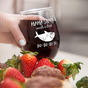 Mama Shark Needs a Drink Do Do Do Do Do, Novelty Wine Glass Cup with Sayings for Women | Funny Shark Gifts Party Accessories for Moms Mothers and Friends | 15 oz Stemless Wine Glasses